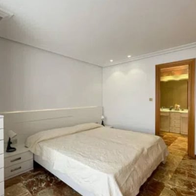 Location longue durée d’un duplex spacieux, 210 m², avec 4 chambres et une cheminée, Elche, Espagne